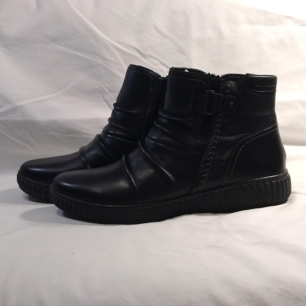 NWT Clarks women's 9.5M black leather ankle boots